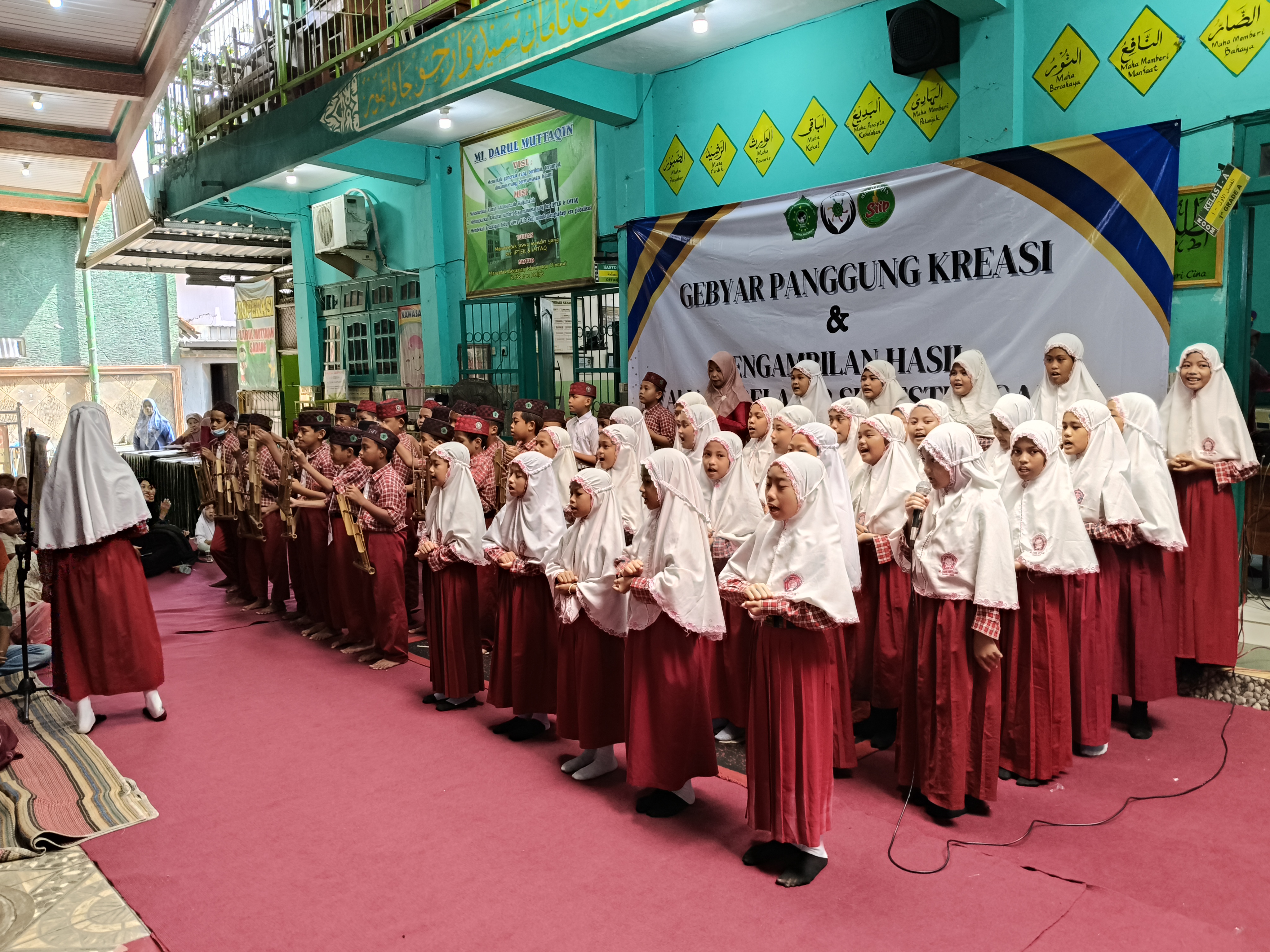 Gebyar Panggung Kreasi dan Pengambilan Hasil Evaluasi Belajar Semester Ganjil MI Darul Muttaqin Berlangsung Meriah