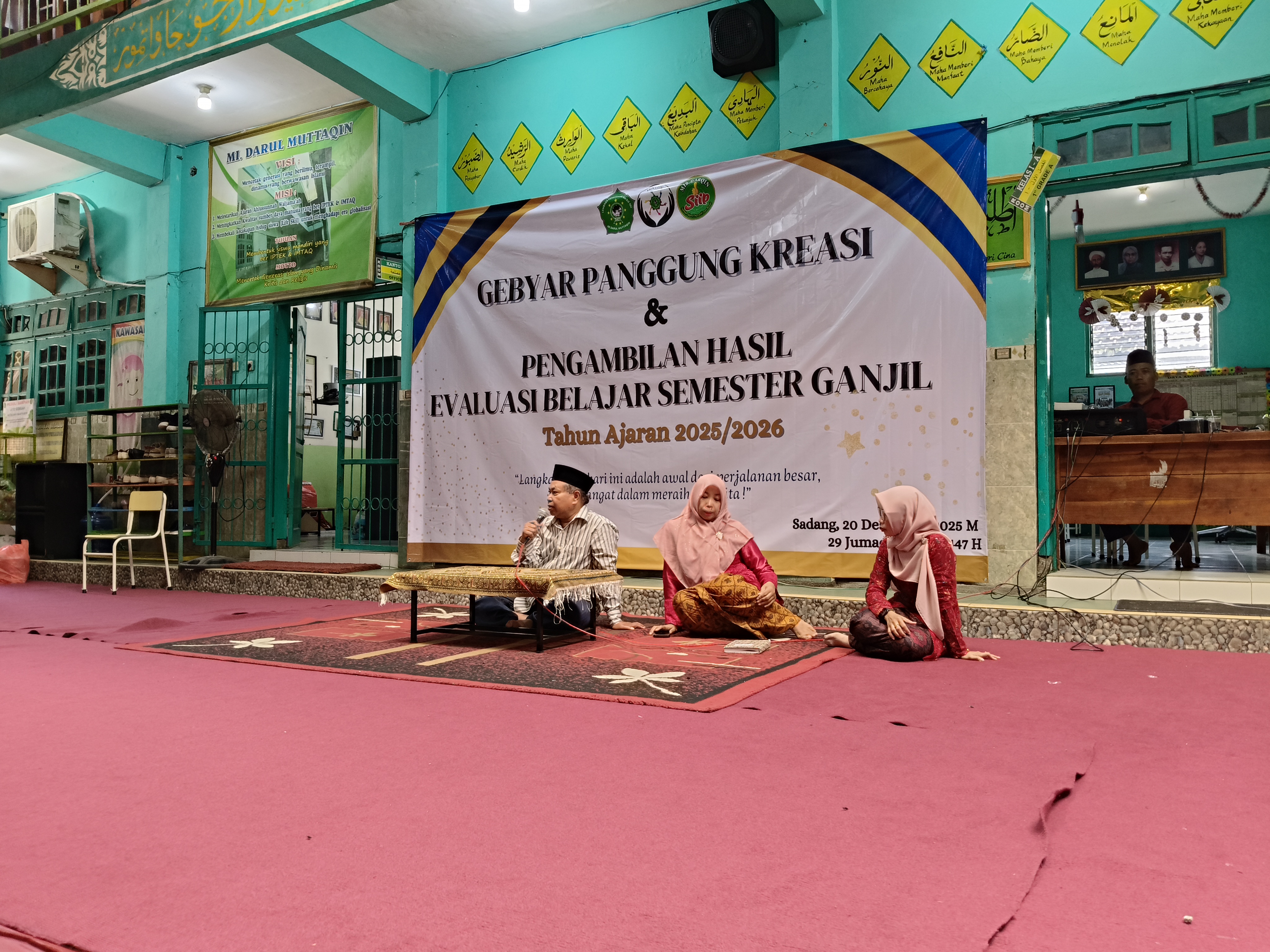 Gebyar Panggung Kreasi dan Pengambilan Hasil Evaluasi Belajar Semester Ganjil MI Darul Muttaqin Berlangsung Meriah
