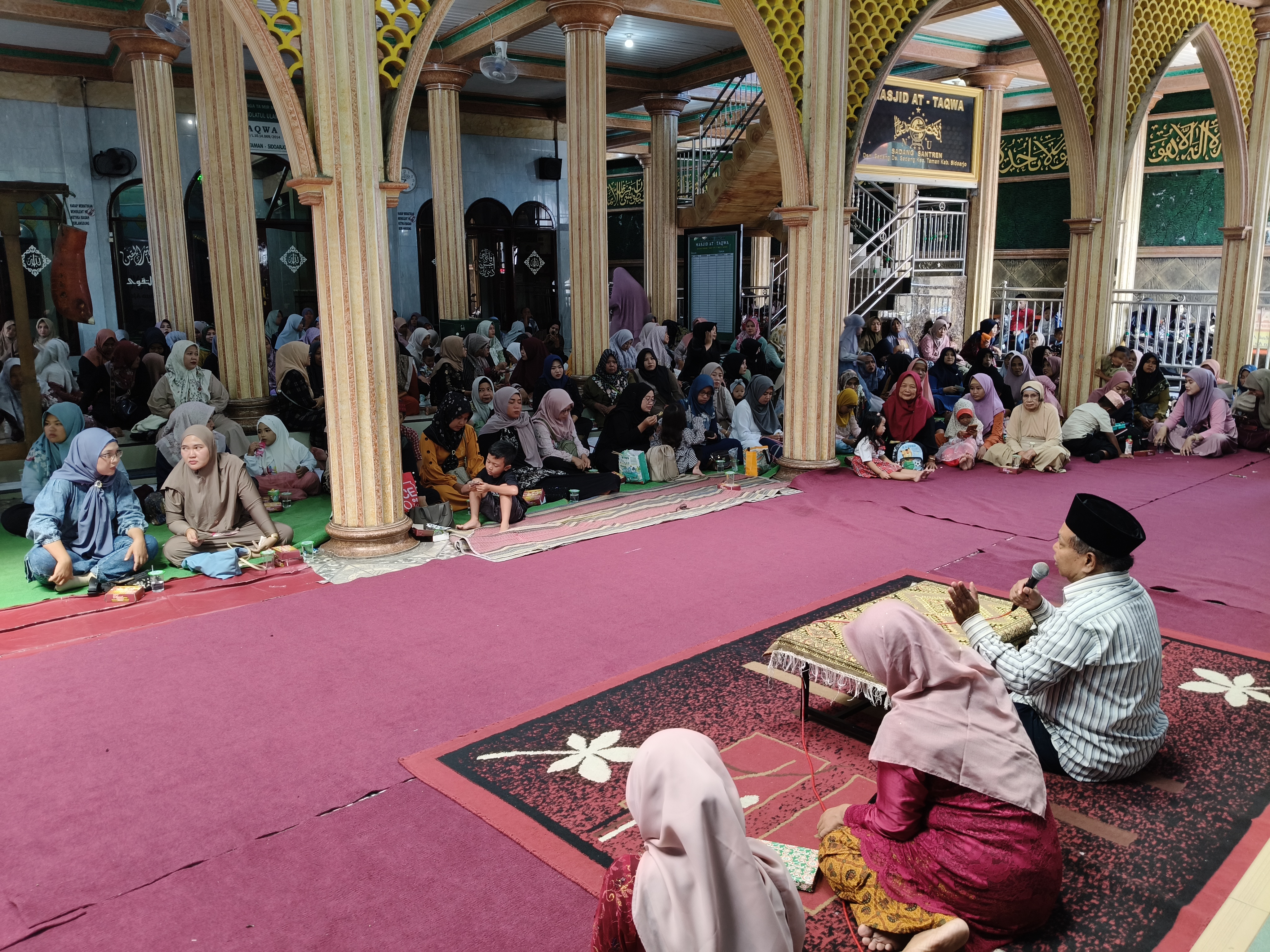 Gebyar Panggung Kreasi dan Pengambilan Hasil Evaluasi Belajar Semester Ganjil MI Darul Muttaqin Berlangsung Meriah