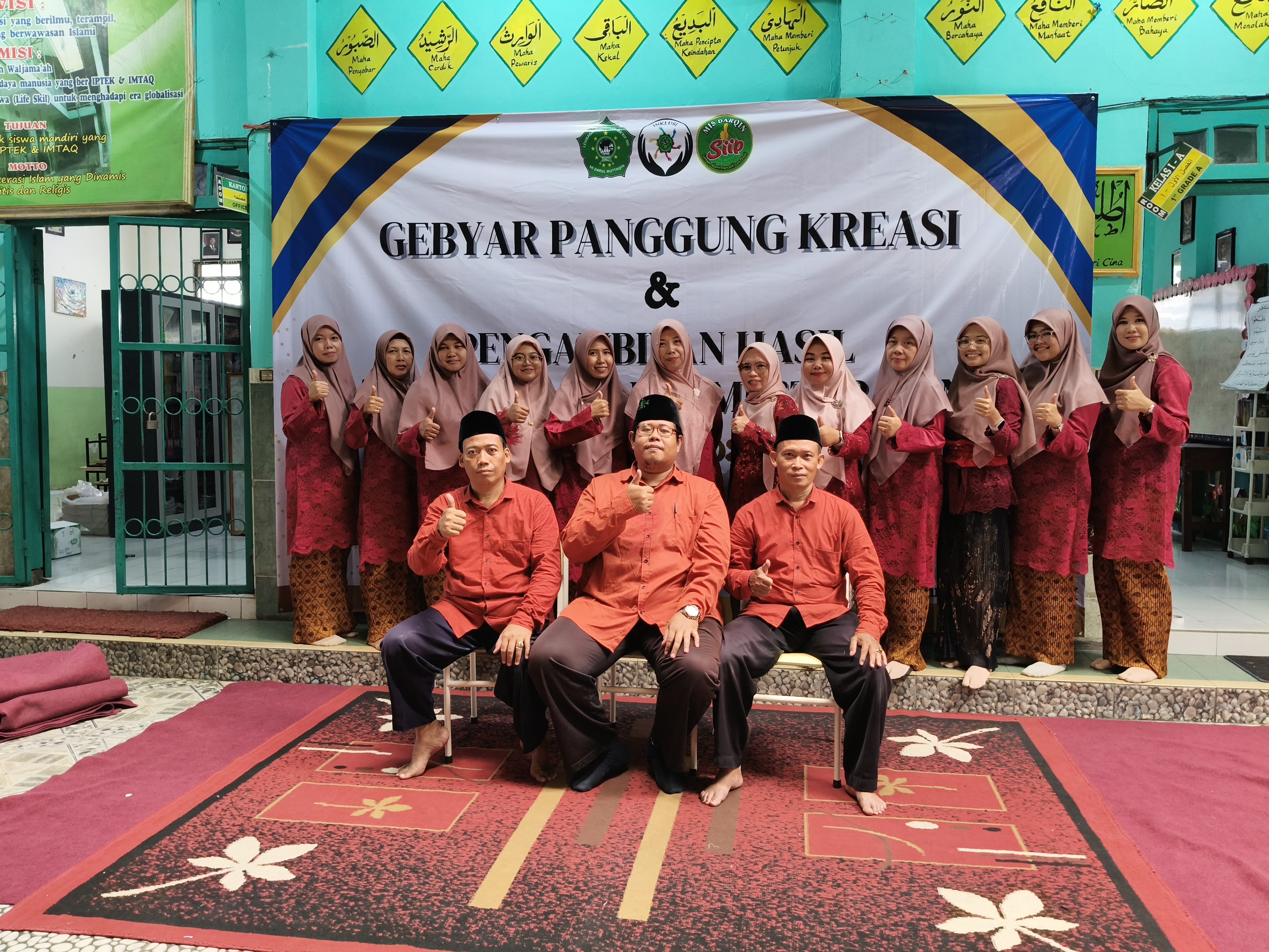 Gebyar Panggung Kreasi dan Pengambilan Hasil Evaluasi Belajar Semester Ganjil MI Darul Muttaqin Berlangsung Meriah