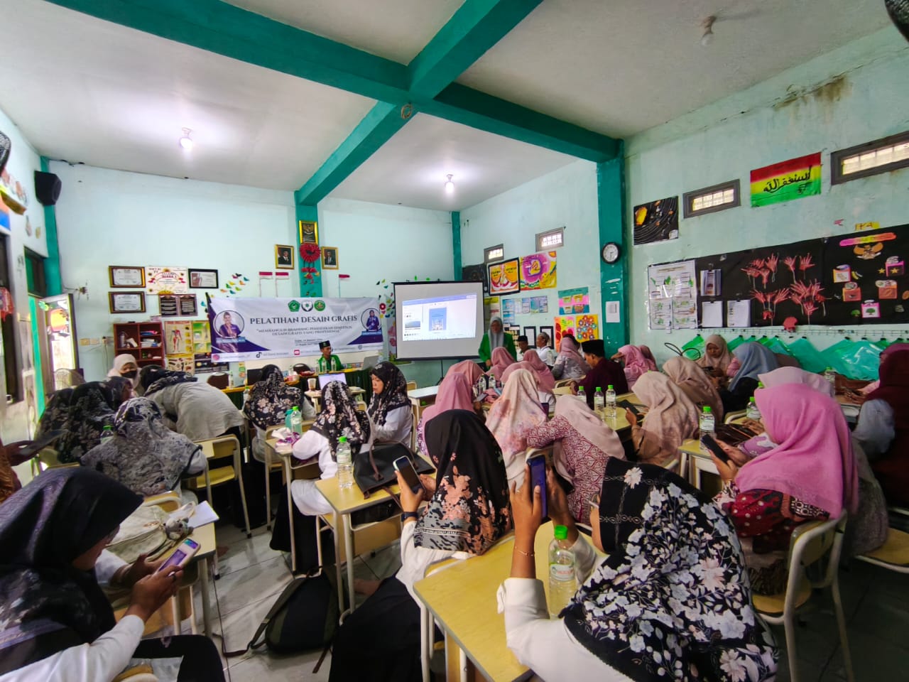 MI Darul Muttaqin Selenggarakan Pelatihan Desain Grafis untuk Membangun Branding Pendidikan di Media Sosial