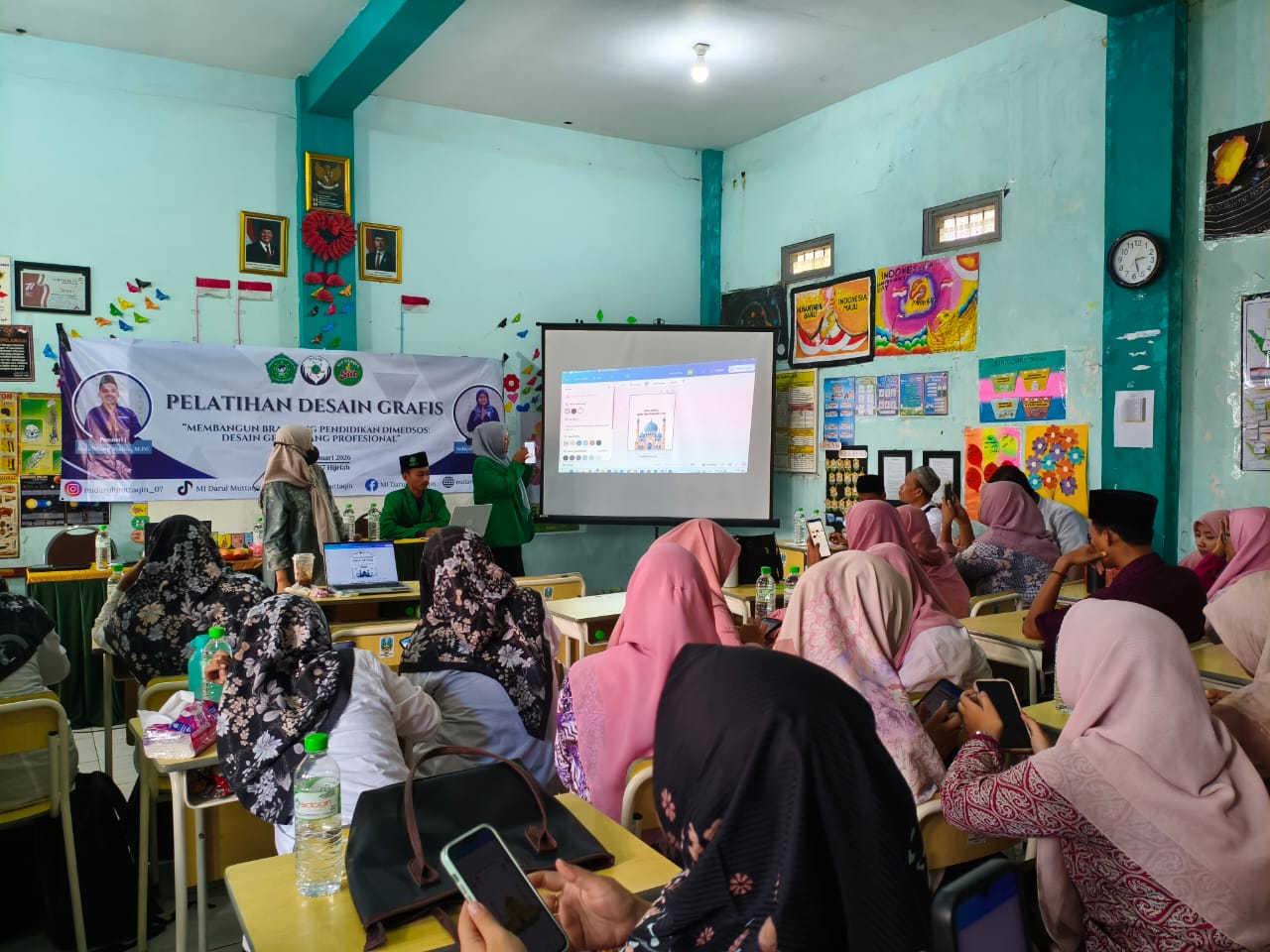 MI Darul Muttaqin Selenggarakan Pelatihan Desain Grafis untuk Membangun Branding Pendidikan di Media Sosial