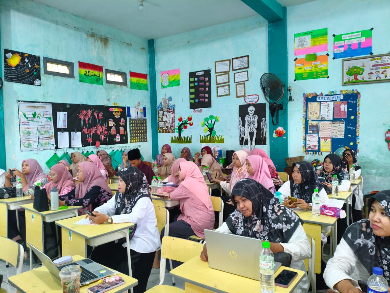 MI Darul Muttaqin Selenggarakan Pelatihan Desain Grafis untuk Membangun Branding Pendidikan di Media Sosial